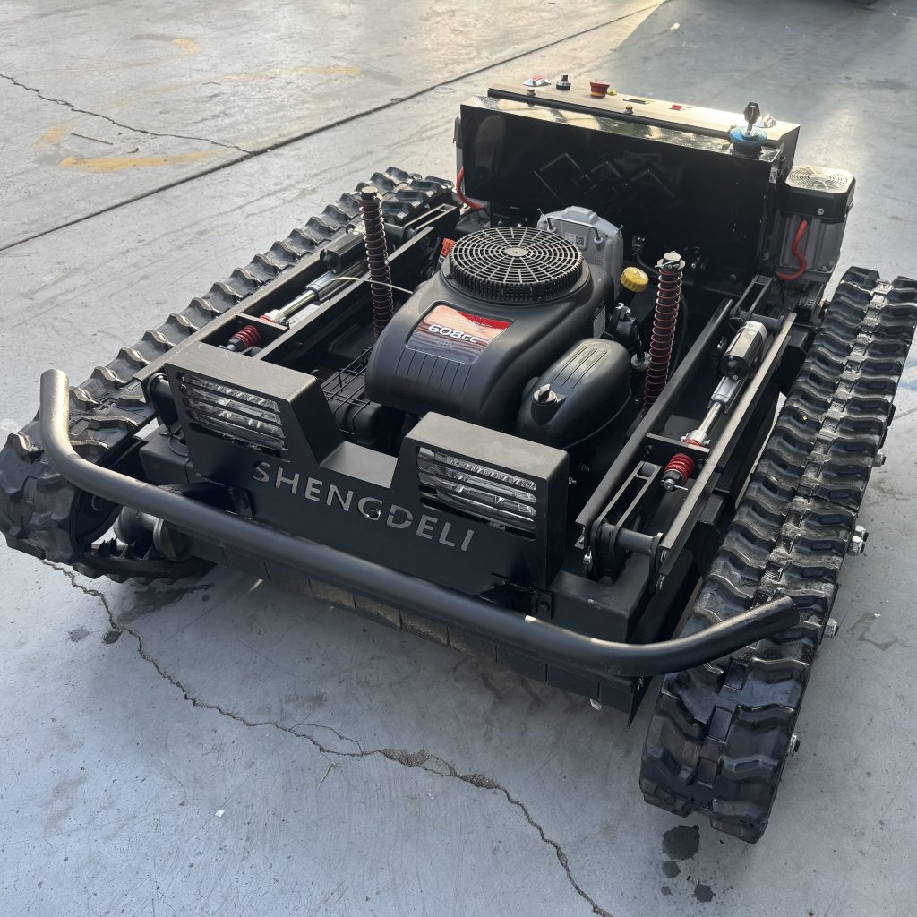 SDL764-90A 900mm RC lawn mower side view — tracked chassis and cutter deck